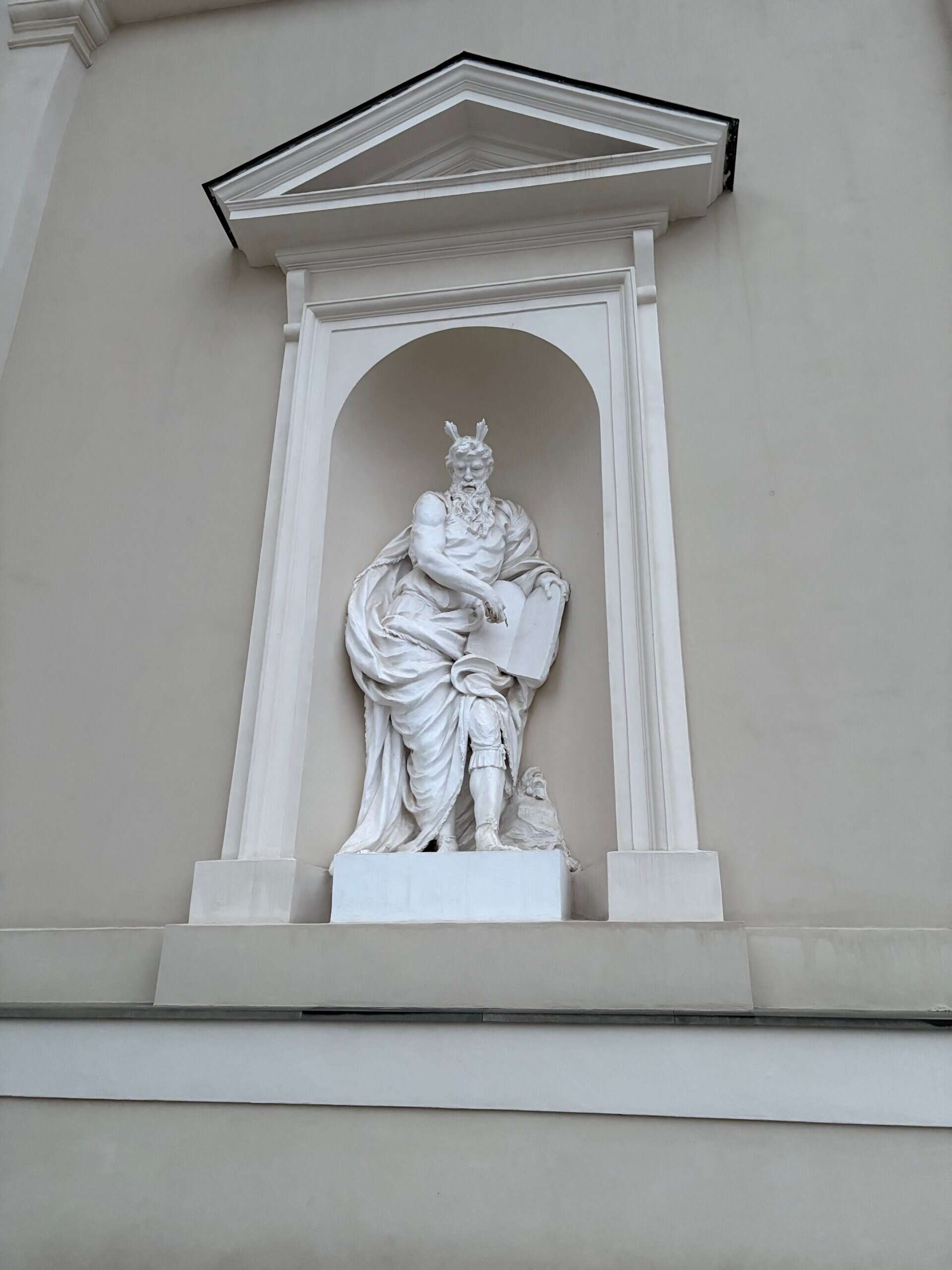 פסל משה רבנו על הקתדרלה של וילנה