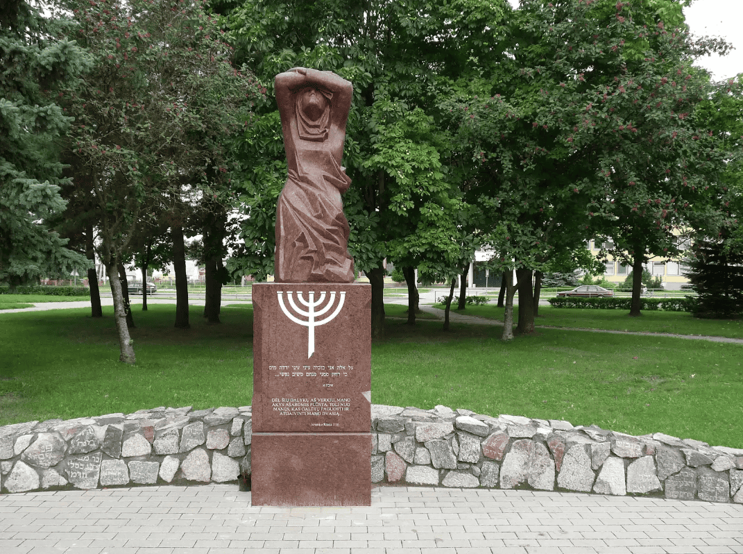 אנדרטת האם היגונה בבית הקברות היהודי בפוניביז', ליטא