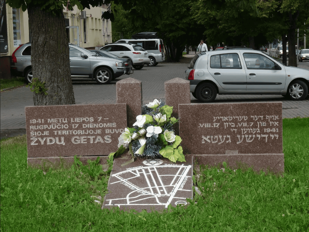 אנדרטה לציון שער הגטו בפוניביז', ליטא